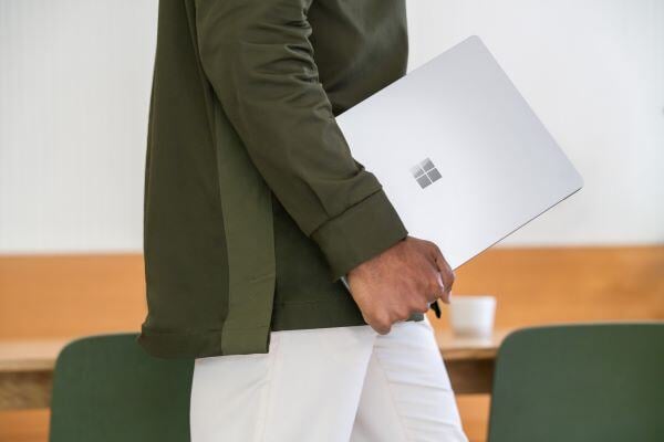 65e65dca41d88ea74047a859_111SUR23_COMMR_Surface_Laptop_5_Plat_Context_0824_RGB